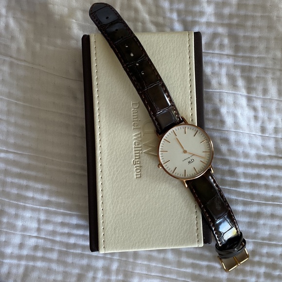 *Excellent condition* Classic York Daniel Wellington watch in Rose 36mm - Picture 5 of 7